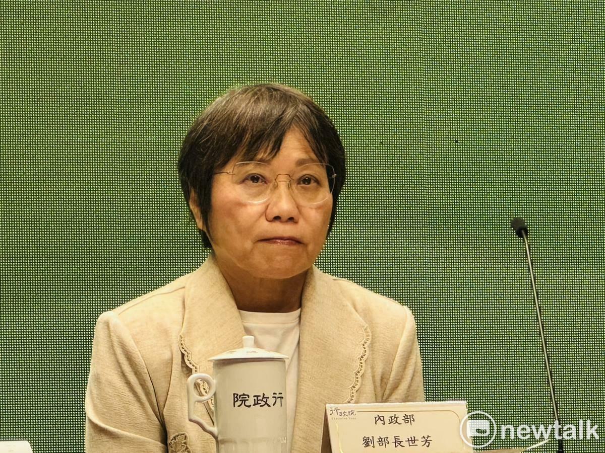 內政部長劉世芳說，將「婚育宅」概念結合社會住宅、包租代管及租金補貼3大居住政策，透過「補貼金額加碼」、「申請資格放寬」、「增加補助項目」、「優先入住社會住宅」共4大方向，相關經費將積極爭取撥補住宅基金支應，預計於明（115）年正式開辦，初期約5.2萬戶青年及婚育家庭受惠。 圖：謝莉慧/攝