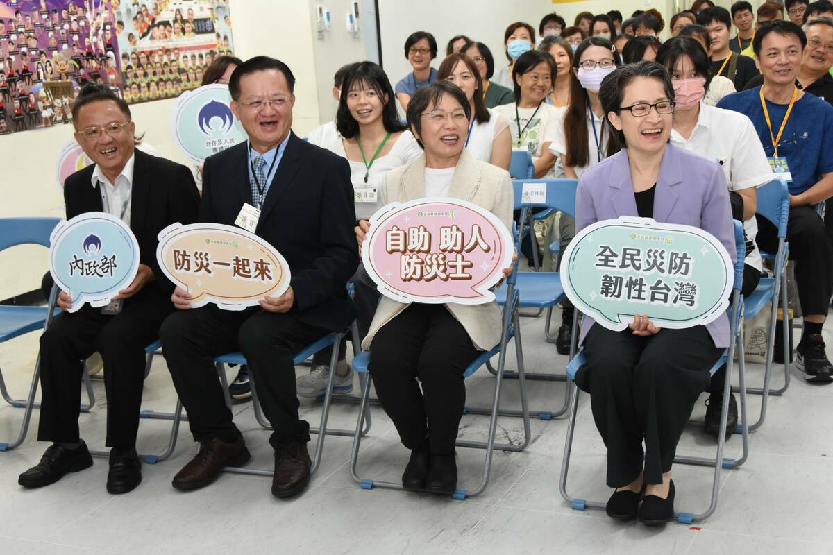 由內政部輔導有限責任台灣主婦聯盟生活消費合作社辦理的「114年度防災士培訓融入合作教育」，首場於今（4）日在新北市政府消防局第二大隊文化分隊登場，上午9時舉辦開訓典禮，特別邀請副總統蕭美琴（右一）蒞臨致詞勉勵。 圖：內政部提供