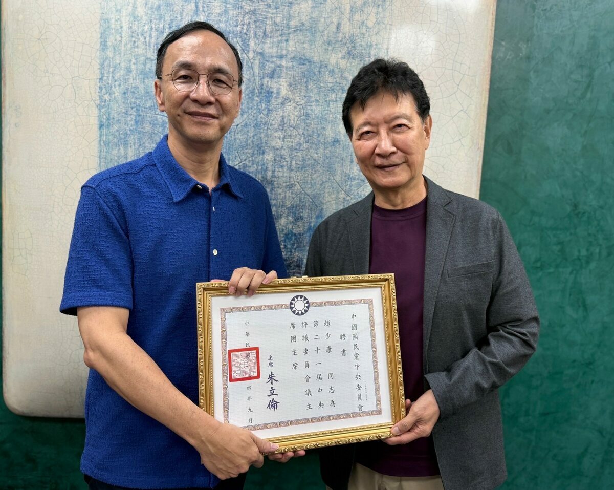 朱立倫頒發中評會主席團主席聘書給中廣前董事長趙少康及台大前校長管中閔。 圖：擷取自朱立倫臉書