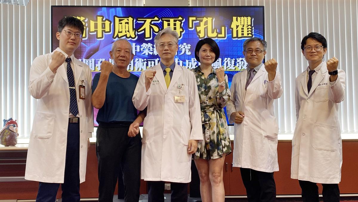 台中榮總心腦團隊由院長傅雲慶(左3)推動指導，為心臟開放性卵圓孔導致腦中風的患者施予心導管卵圓孔關閉術，有效使再中風風險降低9成。 圖：台中榮總/提供