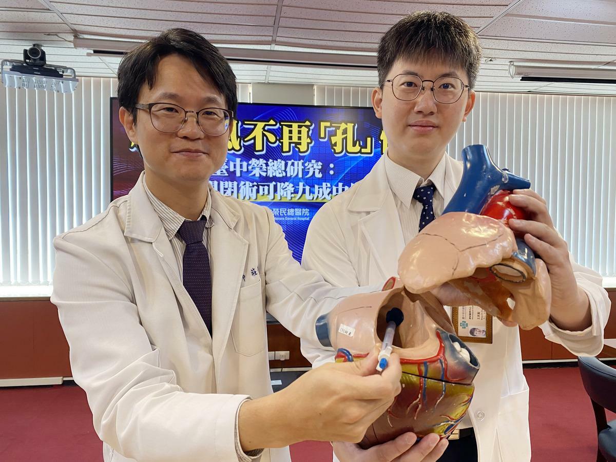 台中榮總神經內科醫師王其聖(右)和兒童心臟科主任莊傑貿(左)說明，腦中風患者病因可能和心臟卵圓孔(莊傑貿主任手指處)開放有關。 圖：台中榮總/提供