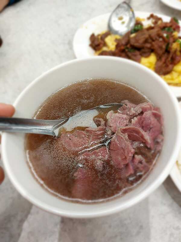 台南牛肉湯業者指鮮乳零關稅致溫體牛不足，農業部回應主因是乳牛結核病淘汰，與政策無關。 圖：民眾／提供