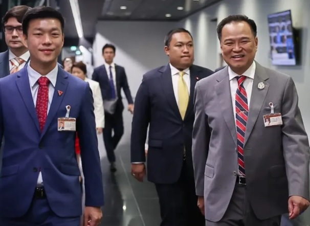 有中國專家分析認為，人民黨支持泰自豪黨組閣的主要原因，可能與加速推動政治體制改革、終止泰國政壇動盪的訴求有關。圖為人民黨黨主席納塔蓬(左)與泰自豪黨黨主席阿努廷(右)。 圖：翻攝自 騰訊網 新民晚報