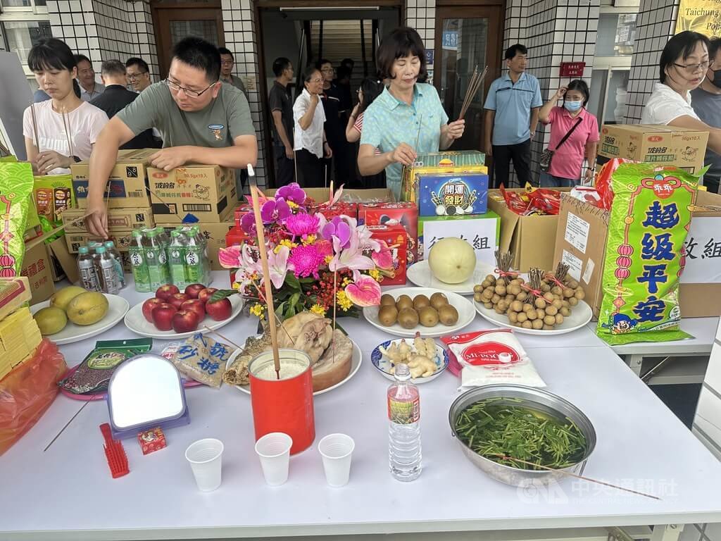 台中市豐原警分局4日舉辦中元普度儀式，供桌上有象徵平安的蘋果等各式供品，還有超大包裝的「超級平安」乖乖，格外吸睛。中央社記者趙麗妍攝  114年9月4日