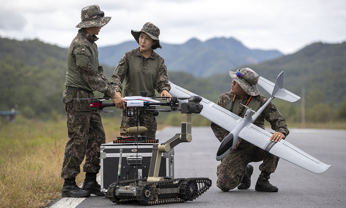 韓國陸軍士兵準備發射無人機。 圖：翻攝goyangdue.kr