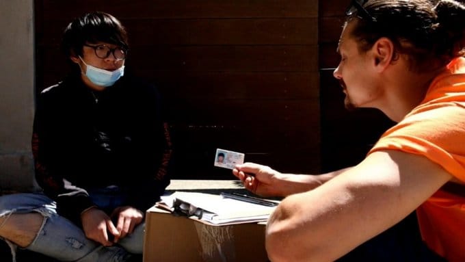 南加州聯邦檢察官辦公室近期宣布，在美國反詐 YouTuber 的協助下，成功破獲一組中國人為主的跨國詐騙集團，預估該團體騙取資金可能多達 6500 億美元。圖為反詐 YouTuber 與詐騙團體成員對質。 圖：翻攝自 @SDCAnews X 帳號