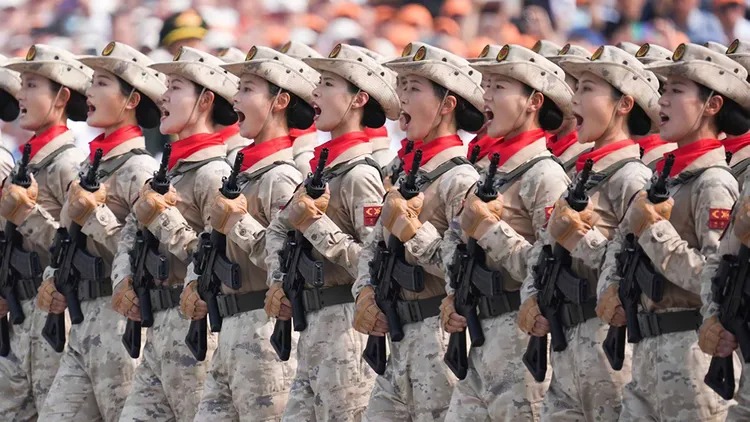 中國宣稱破獲數起台諜案，其中一起是中國留學生遭「美人計」策反洩密的案例，示意圖為中國閱兵。 圖：翻攝微博