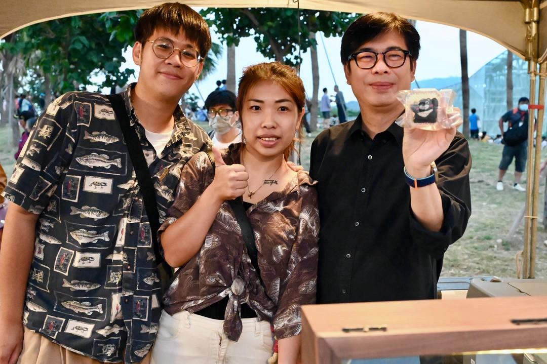 「王湘蕙(中)曾於青年局「城市嶼浪」攤商票選活動中榮獲銀獎肯定，吸引高雄市長陳其邁(右)親臨市集品嘗。 圖：緩食甜點/提供