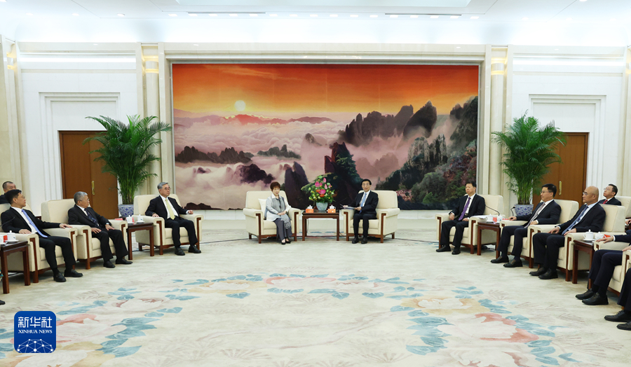 中國全國政協主席王滬寧4日在人民大會堂接見洪秀柱一行人。洪秀柱致詞時，竟以「我們的將士」代稱解放軍。 圖：翻攝自新華網