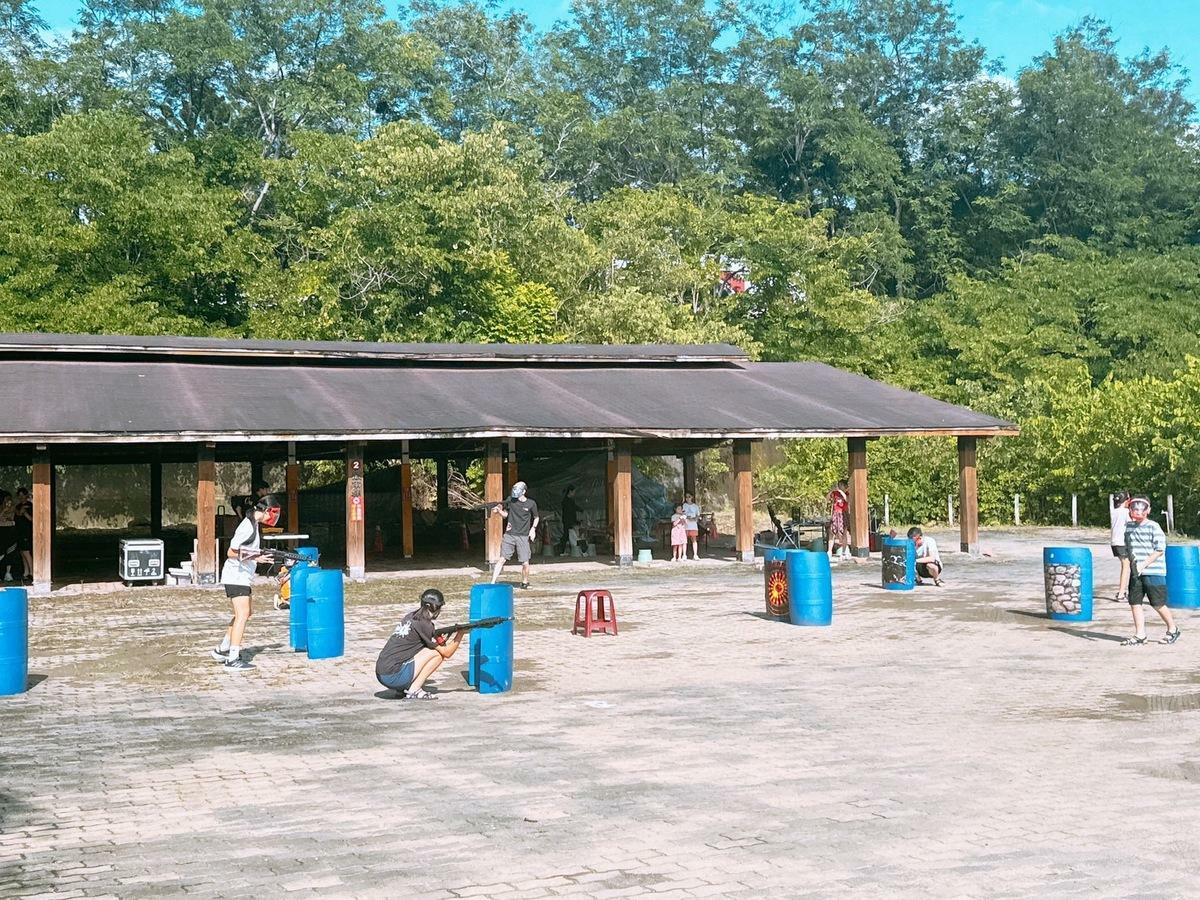 活動現場還加碼水彈槍對戰遊戲，讓大小朋友在烤肉之餘也能盡情玩樂消暑。 圖：台南市觀旅局／提供