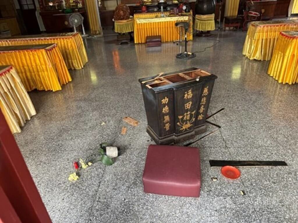 倪姓男子到台中市西區某寺廟，前後進出廟內8次鞠躬拜佛、營造「虔誠信徒」假象後，破壞功德箱竊取香油錢逃逸，檢方偵辦後日前依加重竊盜等罪嫌起訴。（翻攝照片）中央社記者蘇木春傳真  114年9月5日