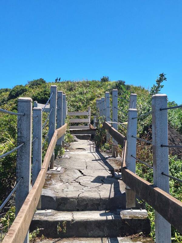基隆嶼登山步道觀景平台段受損嚴重，出現裂開狀況，將暫時封閉搶修。 圖：基隆市政府提供