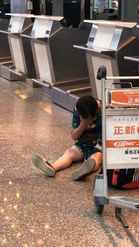 航警到場後大媽仍持續哭鬧。 圖：翻攝自Threads/greensjulius
