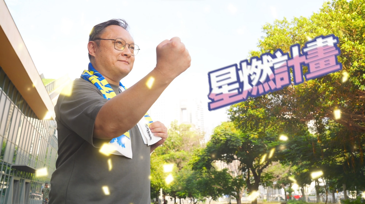 台中市副市長鄭照新化身「台中張信哲」，推廣星燃計畫。 圖：台中市政府/提供