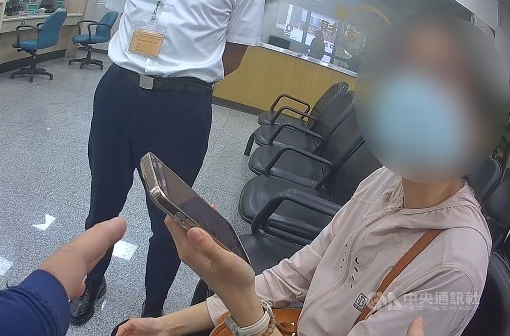 台中陳姓女子（右）日前在社群網站參加抽獎活動抽中大獎，要領獎時對方稱帳戶有異，存款要「監管」，她到銀行提款時，行員機警報案，與警方攜手阻詐。（翻攝照片）中央社記者蘇木春傳真  114年9月5日