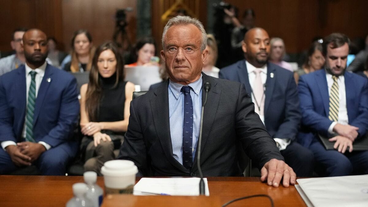 美國衛生部長小羅伯特‧甘迺迪（Robert F. Kennedy Jr.）因推行「反疫苗政策」再掀爭議。9 月 4 日，他在參議院財政委員會接受長達三小時質詢，民主、共和兩黨議員罕見一致對其猛烈抨擊；同時，逾 20 個醫學組織及上千名現任、前任官員紛紛要求他辭職。 圖:翻攝自X帳號@GuntherEagleman