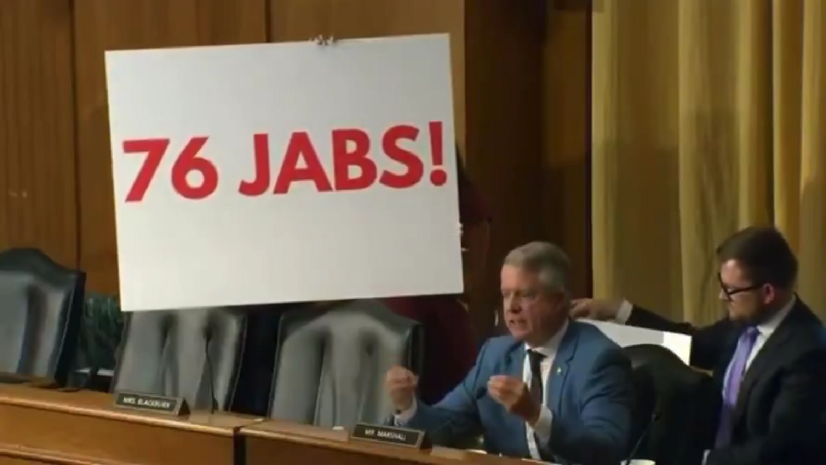堪薩斯州參議員馬歇爾（Roger Marshall）更在聽證會上高舉「76 JABS」牌子，質疑兒童疫苗政策。 圖:翻攝自影片