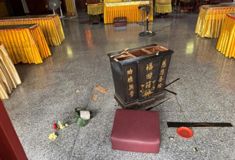 寺廟內的功德箱遭慣竊破壞毀損。 圖：警方提供