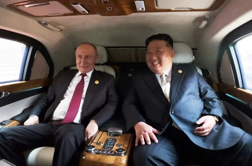 《CNN》記者分析認為，川普可能想複製 2019 年的突襲邀請成功經驗，再次與金正恩(右)會晤，但平壤近幾年完全切斷了與華盛頓的聯繫管道，又積極加強與俄羅斯的合作關係，推測川普必須推出更強的誘因，才能讓金正恩點頭。圖為金正恩與俄羅斯總統普丁共同搭車。 圖：翻攝自騰訊新聞@普林斯在平壤
