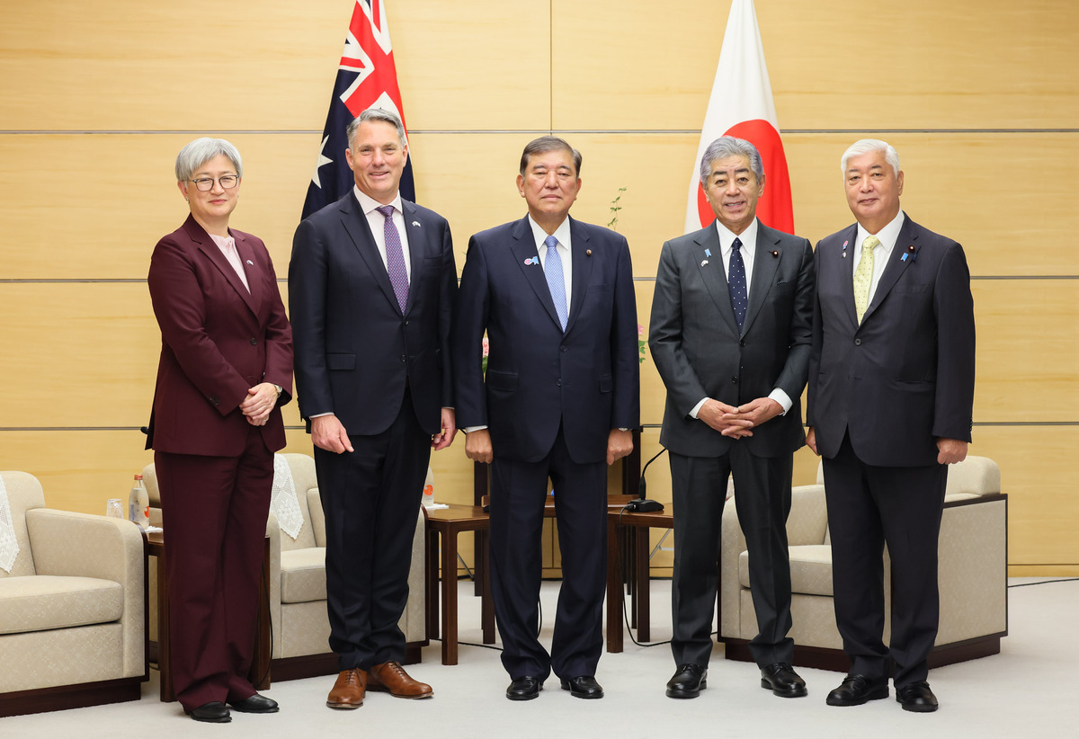 澳大利亞外長黃英賢（左一）、國防部長馬爾斯（左二）、日本總理大臣石破茂（中）、外務大臣岩屋毅（右二）、防衛大臣中谷元（右一） 圖：翻攝自日本外務省的Ｘ