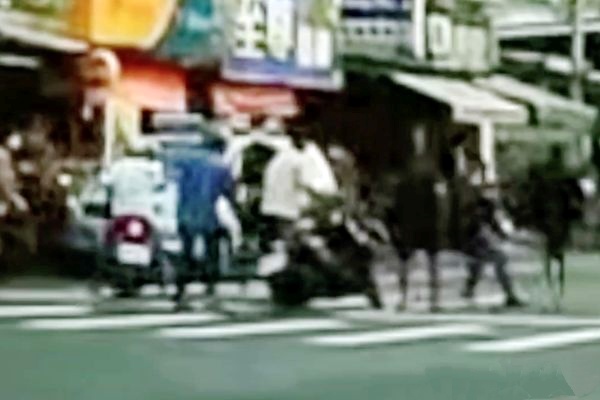 熱心民眾上前解圍並將男子壓制在地。 圖：民眾提供