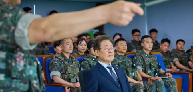 韓國總統李在明聽取軍方簡報。 圖 : 翻攝自星球調研室