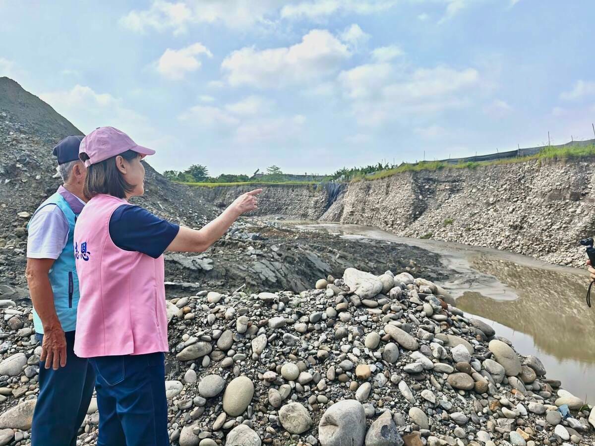 國民黨立委柯志恩會勘遭盜採砂石而出現的美濃「大峽谷」。 圖：擷取自柯志恩臉書