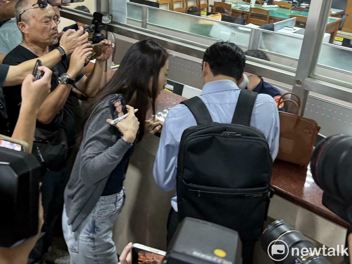 台北市議員應曉薇律師抵達北院幫應曉薇辦理交保。 圖：周煊惠 / 攝