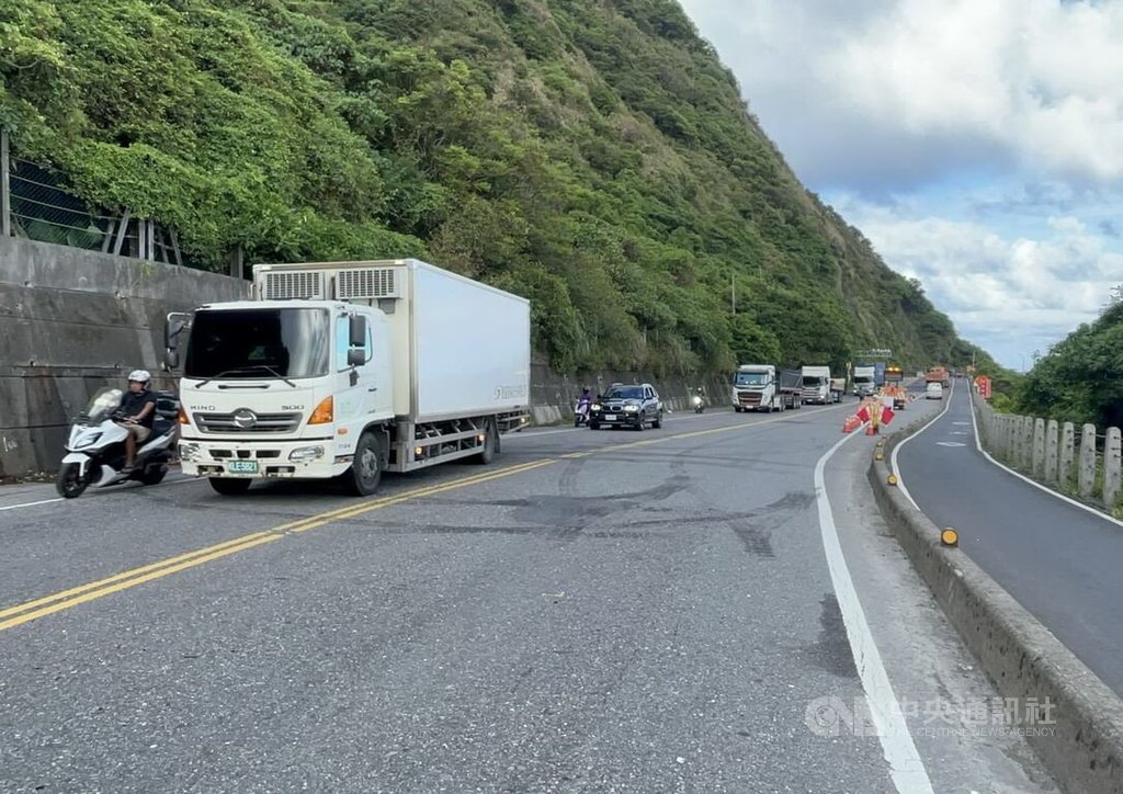 新北市貢寮區台2線113公里處5日發生重大車禍、2傷送醫，車禍更一度造成雙向道路封閉回堵7公里，下午近4時開放單線雙向通行。（翻攝畫面）中央社記者黃旭昇新北市傳真  114年9月5日