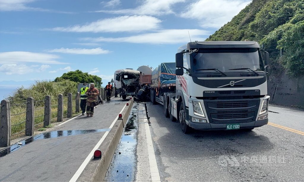 台2線濱海公路113公里處5日下午發生水泥車與聯結車等3車重大車禍、車身受損嚴重；肇事車輛占用雙向車道，導致車流一度回堵7公里。（翻攝畫面）中央社記者黃旭昇新北市傳真  114年9月5日