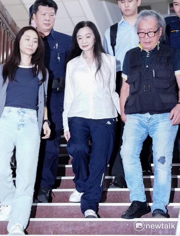 國民黨台北市議員應曉薇今3000萬元交保，晚間7時13分步出北院。 圖：張良一 / 攝