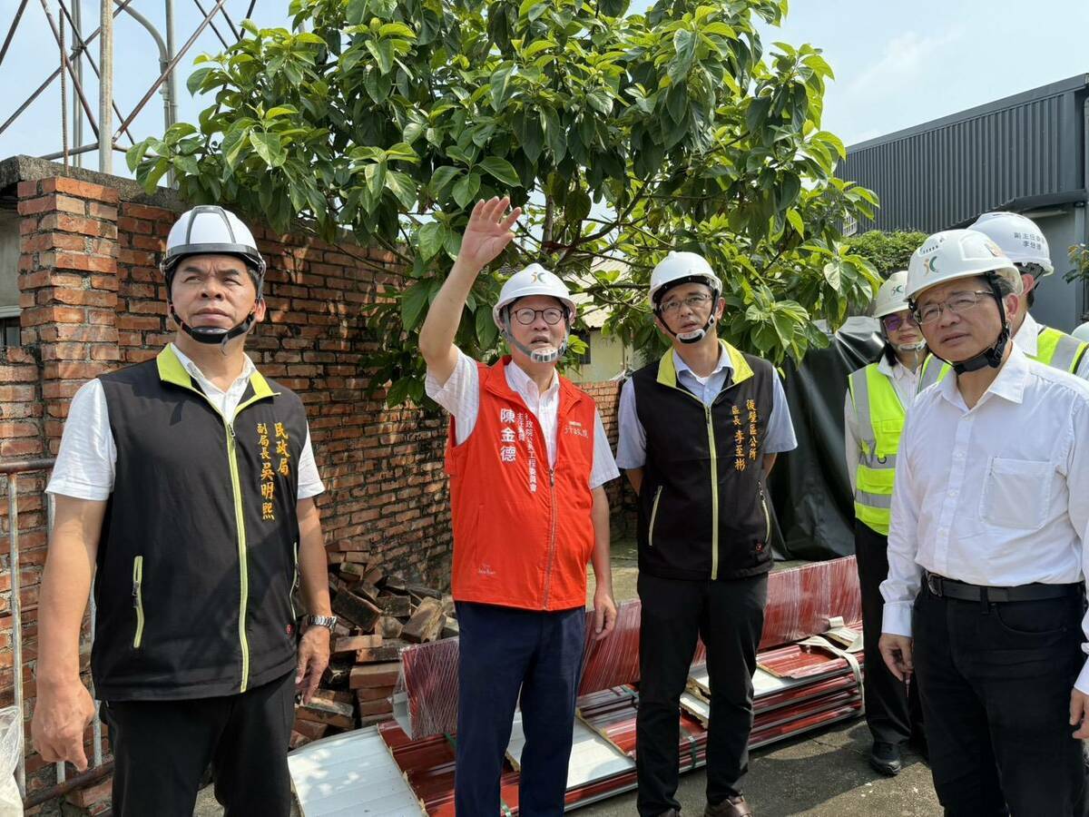 行政院114年7月颱風豪雨雲嘉南災後復原前進指揮所陳金德指揮官前往臺南後壁區，實地勘查災戶修繕情況。 圖：行政院提供