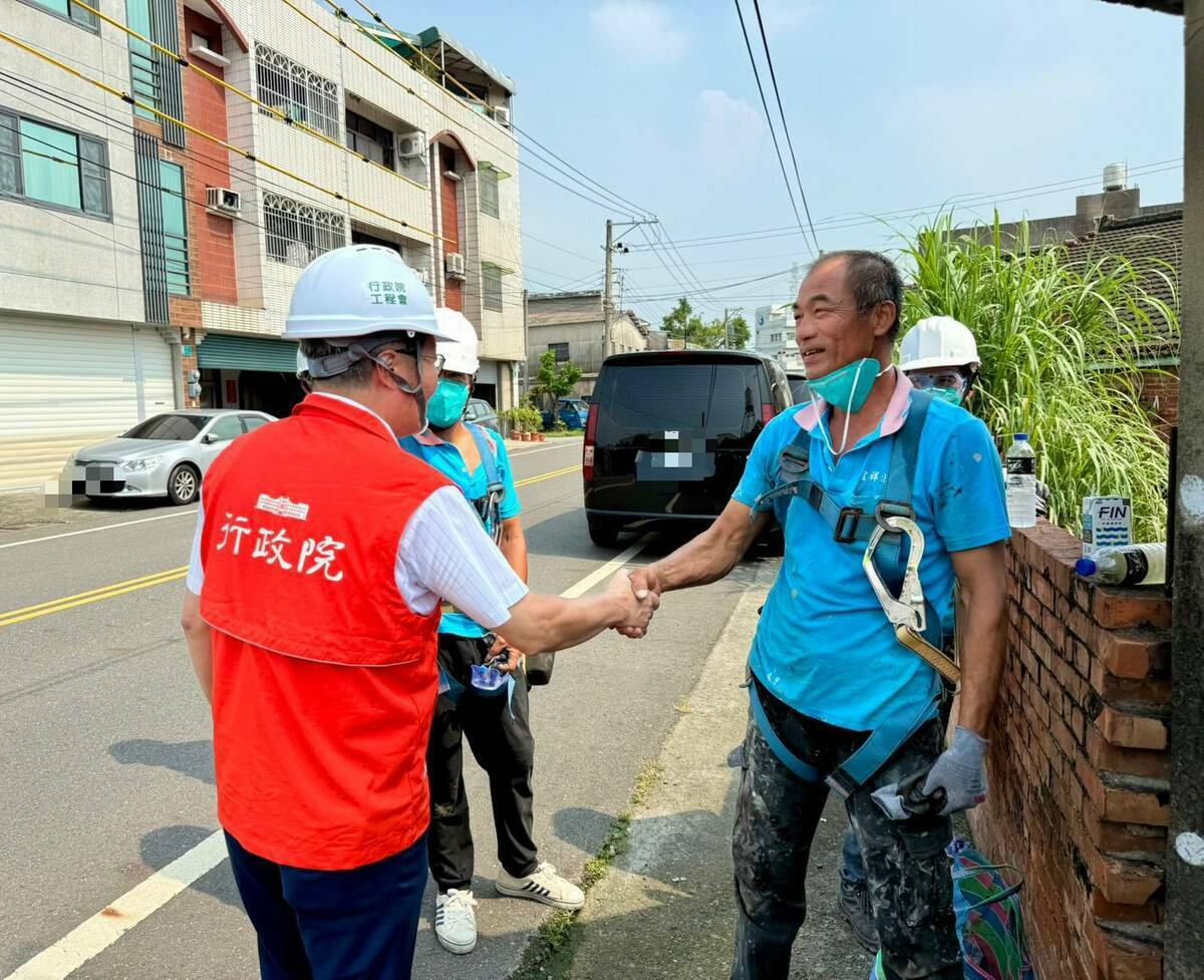 行政院114年7月颱風豪雨雲嘉南災後復原前進指揮所陳金德指揮官前往臺南後壁區，實地勘查災戶修繕情況。 圖：行政院提供