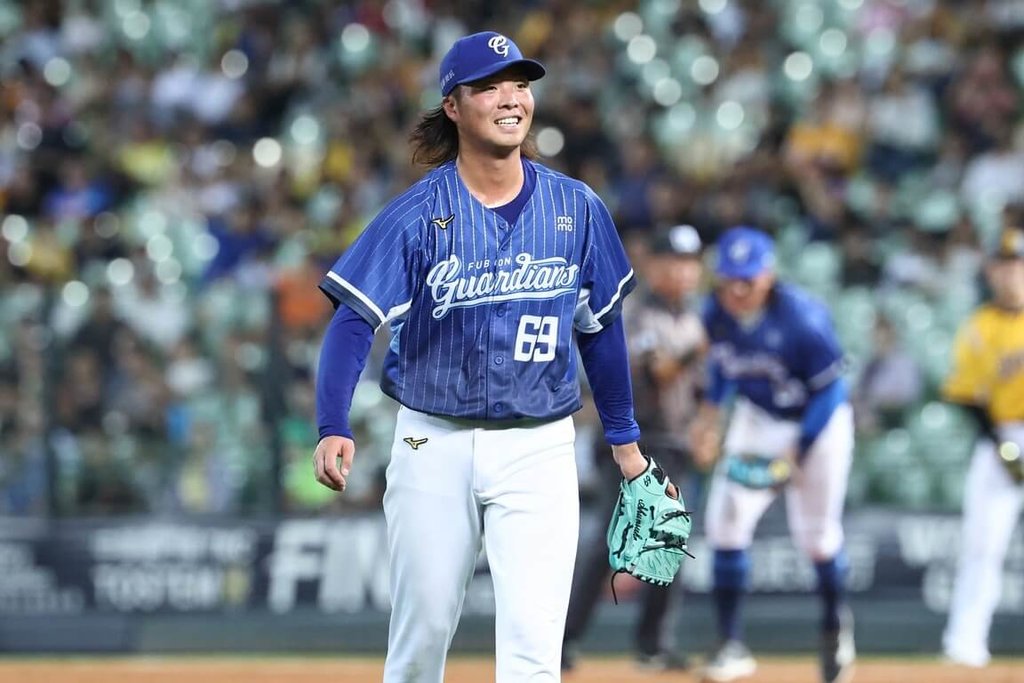 中華職棒富邦悍將隊日籍投手鈴木駿輔（圖）本季表現脫胎換骨，他5日表示，自己不但控球、球質都有成長，在場外也變得可以自己一個人出門處理所有事。（富邦悍將提供）中央社記者楊啟芳傳真  114年9月5日