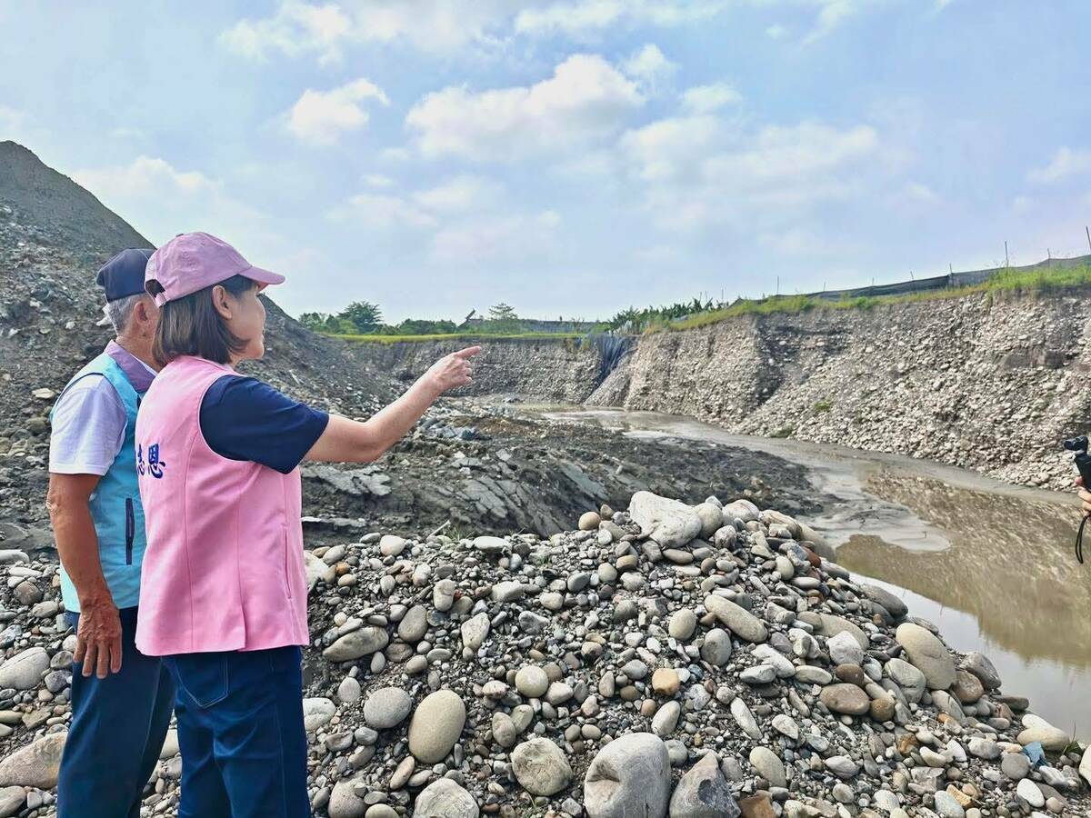 柯志恩(右)勘查正被破壞的農地。 圖：翻攝柯志恩臉書