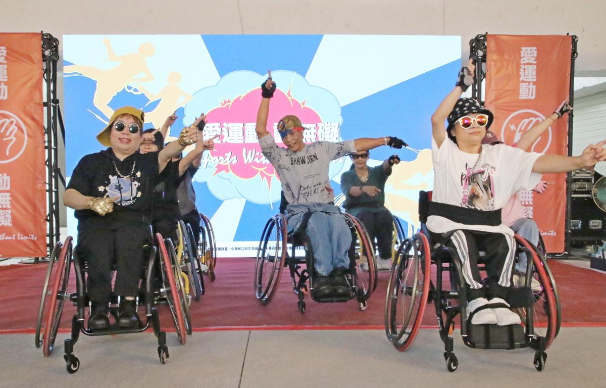 高雄市身障輪椅舞蹈協會帶來精彩開場表演。 圖：高雄市運發局/提供