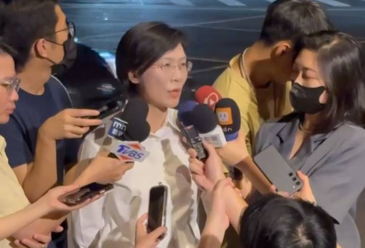 林岱樺(中)表示餐敘中有跟總統說加油，只要是改革，高雄人都支持。 圖：孫家銘翻攝