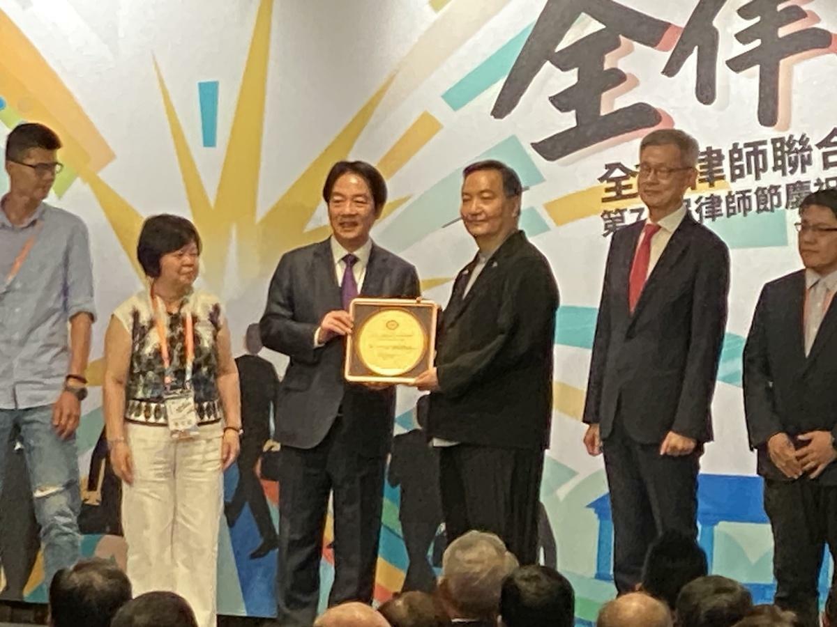 總統賴清德6日出席「全國律師聯合會第78屆律師節慶祝大會」致詞，頒獎給后豐大橋案義務辯護律師團隊，並由前政務委員羅秉成代表領獎。 圖：林朝億/攝