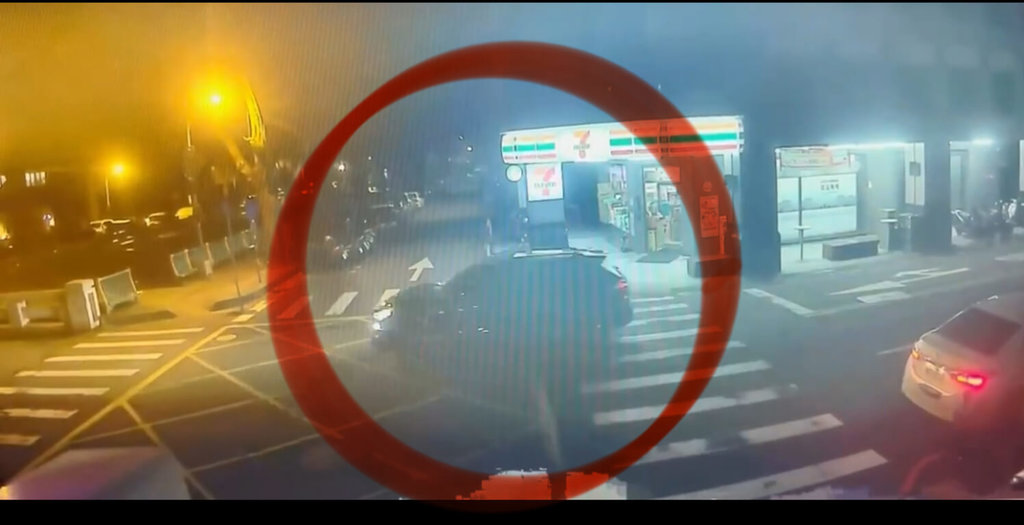 台中市南屯區文心路一段1家銀行6日凌晨傳出巨響，民眾發現1輛自小客車碰撞玻璃門後逃逸，警方循線查緝酒駕肇事者到案。（民眾提供）中央社記者郝雪卿傳真  114年9月6日
