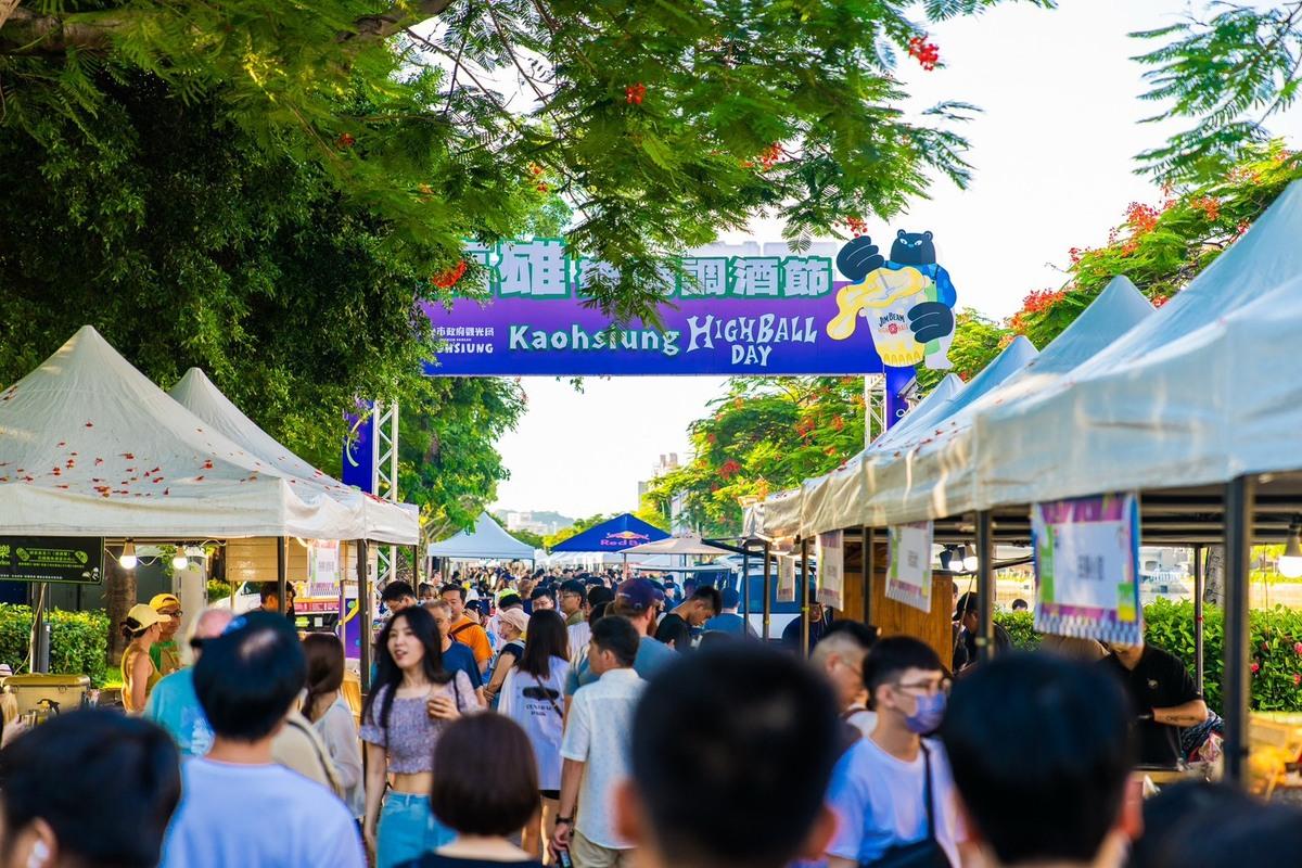 今夏最令人期待的城市餐酒盛會「2025高雄雄嗨調酒節」，9月13、14日將在愛河畔重磅回歸。 圖：高雄市觀光局/提供