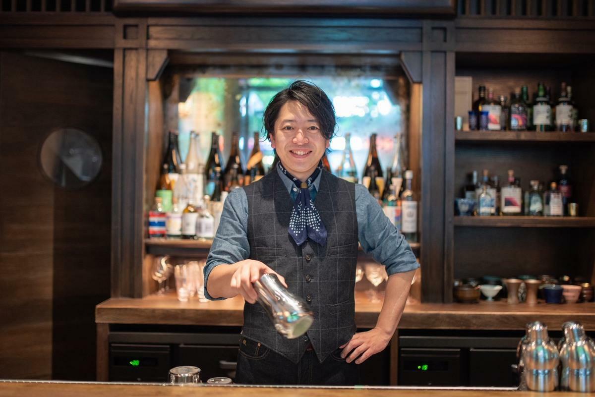 日本頂尖調酒師「大渕修一」，被譽為東京最會說故事的調酒師。 圖：高雄市觀光局/提供
