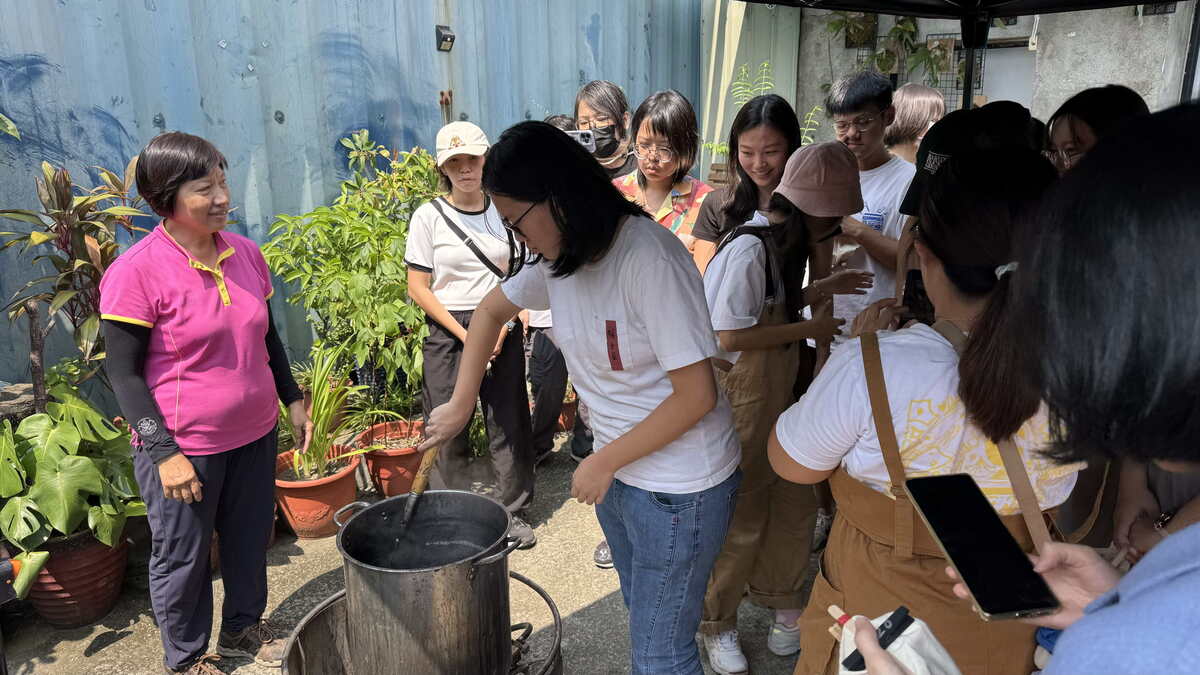陳梅老師(左一)指導青年以菱角殼熬製染料，體驗傳統染布工藝。 圖：高雄市青年局/提供