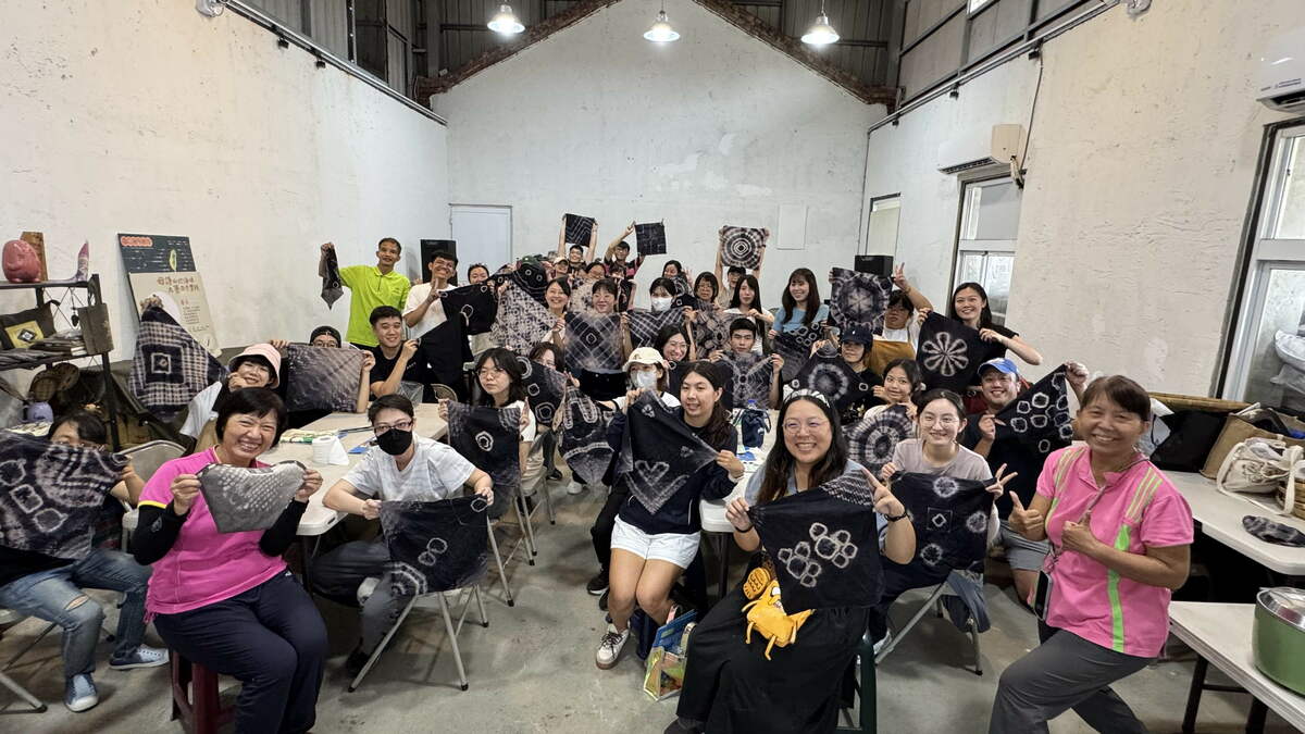 學員展示完成的菱角染布作品，呈現在地工藝的創意成果。 圖：高雄市青年局/提供