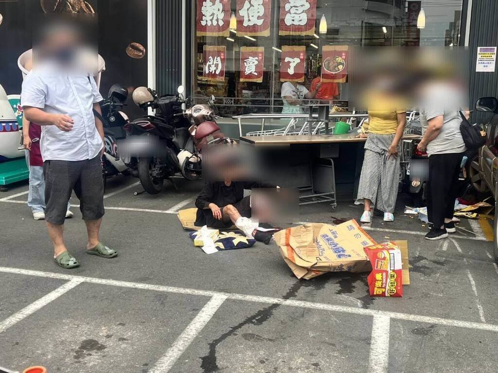 高雄洪姓婦人5日開車前往鳳山一間全聯，停車時不慎暴衝撞倒黃姓、王姓婦人，並一路撞擊店家鐵架，波及4輛機車，黃婦、王婦送醫無大礙，洪婦酒測值為0，詳細肇因待釐清。（高市鳳山警分局提供）中央社記者洪學廣傳真  114年9月6日