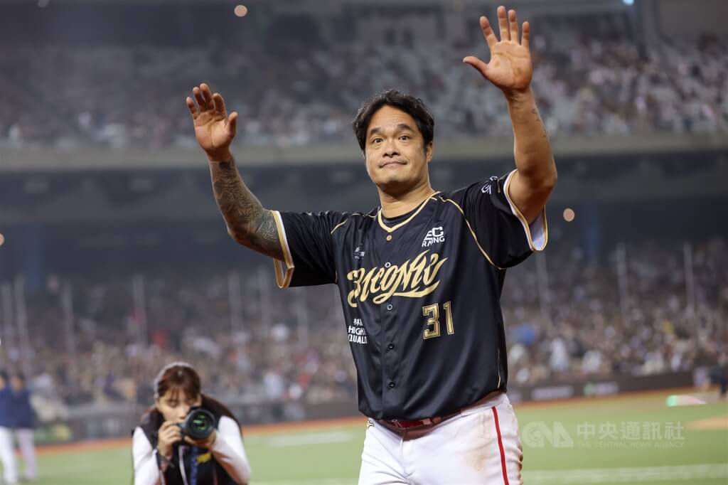 中華職棒味全龍隊5日起連續3天在台北大巨蛋為「大師兄」林智勝（前）舉辦引退系列賽，林智勝揮手向球迷朋友致意。中央社記者翁睿坤攝　114年9月5日