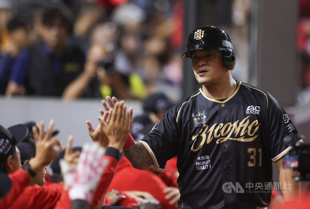 中華職棒味全龍隊6日在台北大巨蛋為老將林智勝（右）舉辦引退系列賽第2戰，交手台鋼雄鷹隊。5局下，林智勝先靠四壞保送上壘，再靠隊友推進，成功回本壘得分，在休息區與眾人擊掌致意。中央社記者張新偉攝  114年9月6日