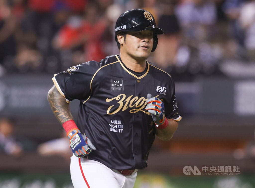 中職味全龍隊6日繼續在台北大巨蛋為「大師兄」林智勝（圖）舉辦引退系列賽「31CONIC 智勝一擊」，5局下，林智勝上場打擊時獲四壞保送上壘。中央社記者張新偉攝  114年9月6日