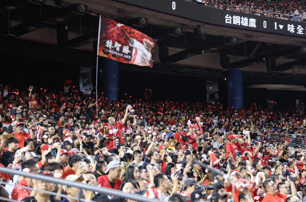 中華職棒味全龍隊為老將林智勝舉辦引退系列賽「31CONIC 智勝一擊」，6日來到第2戰，吸引滿場4萬人湧入台北大巨蛋為「大師兄」賣力應援。中央社記者張新偉攝　114年9月6日