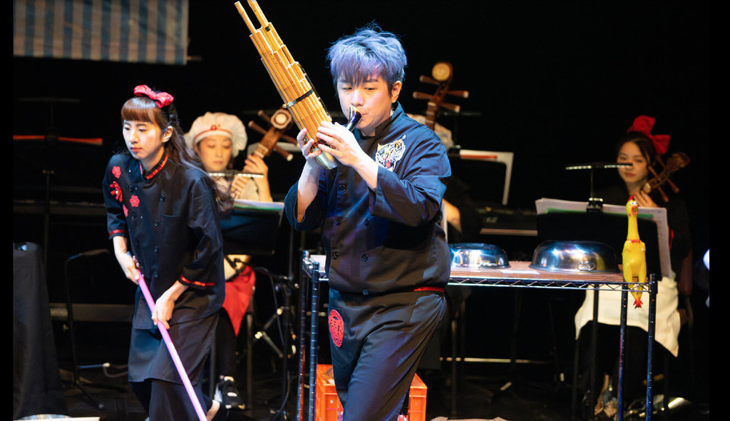 台灣國樂團將至捷克表演劇場音樂會「寶島辦桌」，演出使用木琴、中阮、笙、嗩吶、二胡、柳琴與琵琶等樂器。（台灣國樂團提供）