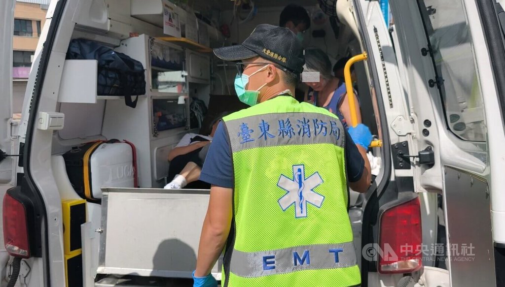 高雄黃姓3姊妹6日到台東白玉瀑布爬山，並在茶藝館用餐，3人喝完餐前茶後，午餐燉菜吃沒幾口就頭暈目眩、意識混亂，緊急送醫。台東縣衛生局初步調查，3人中午曾採集並食用野菜，細節仍待調查釐清。中央社記者盧太城台東攝 114年9月6日